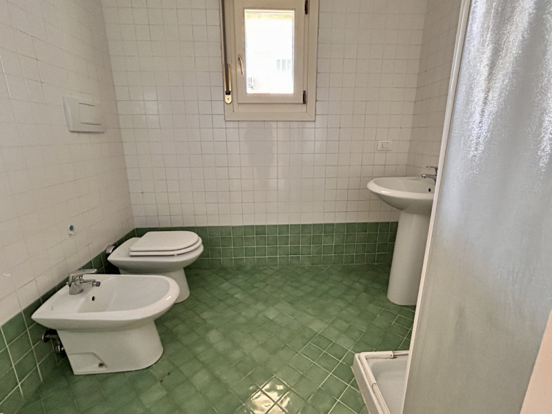 In una posizione comodamente servita, all’interno di una palazzina del 2004, proponiamo in vendit...