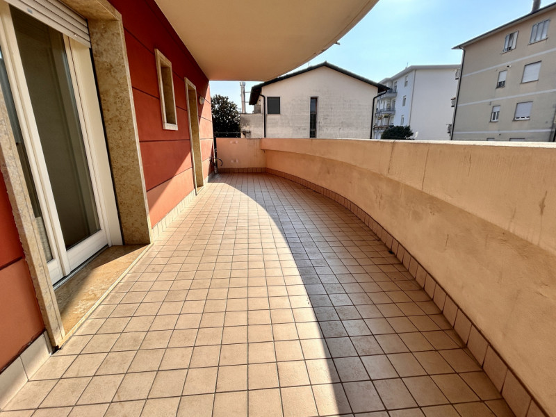 In una posizione comodamente servita, all’interno di una palazzina del 2004, proponiamo in vendit...