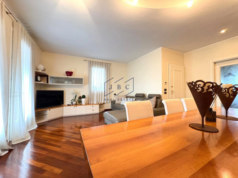 ORMELLE - (TV)
Proponiamo in esclusiva un meraviglioso attico situato al secondo piano senza asce...