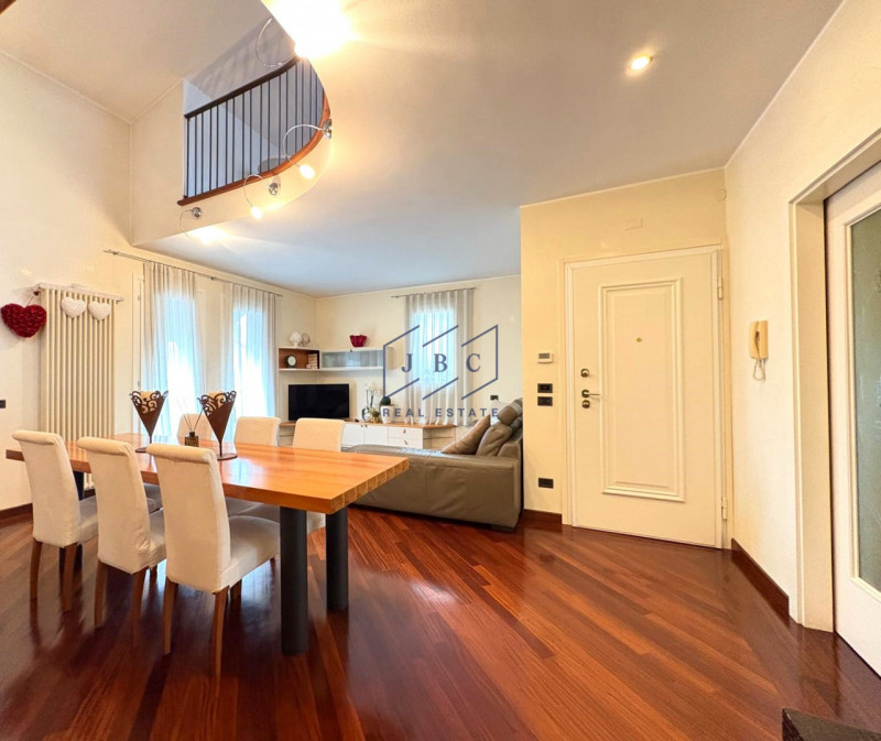 ORMELLE - (TV)
Proponiamo in esclusiva un meraviglioso attico situato al secondo piano senza asce...