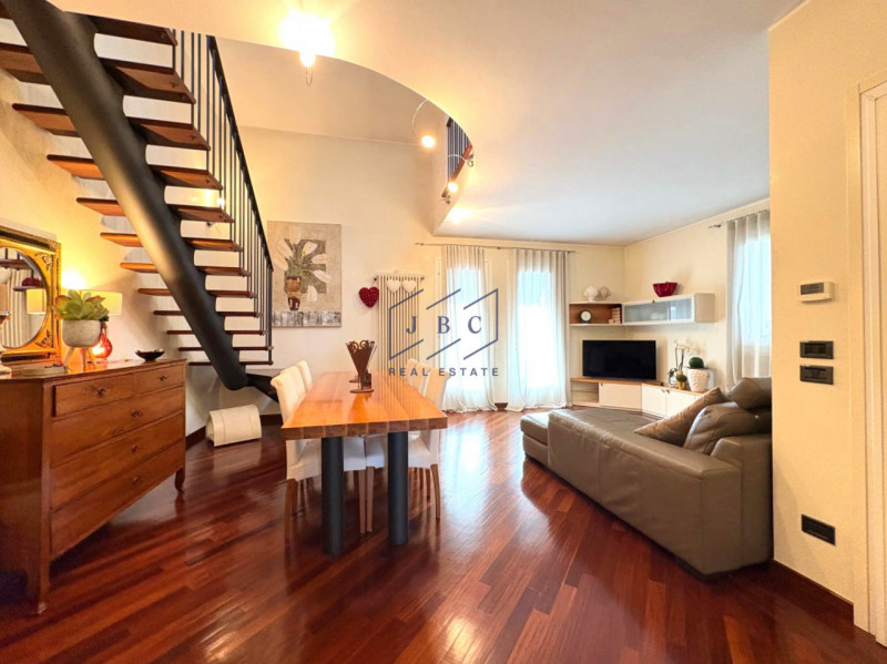 ORMELLE - (TV)
Proponiamo in esclusiva un meraviglioso attico situato al secondo piano senza asce...