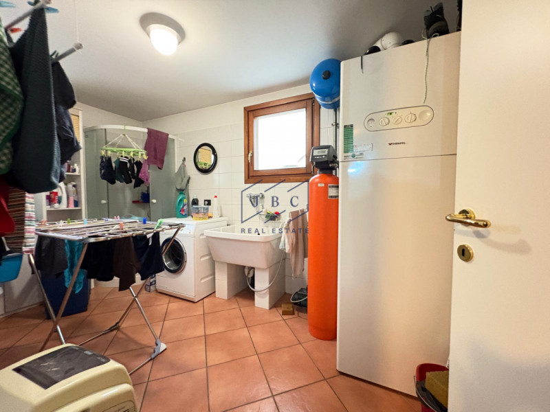 ORMELLE - (TV)
Proponiamo in esclusiva un meraviglioso attico situato al secondo piano senza asce...