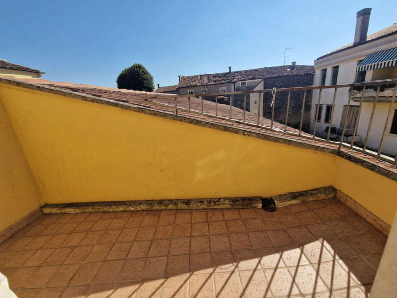 Proponiamo in locazione Trilocale in Centro Storico a Lonigo

In pieno centro storico di Lonigo p...