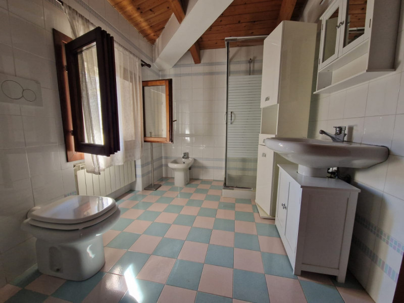 Proponiamo in locazione Trilocale in Centro Storico a Lonigo

In pieno centro storico di Lonigo p...