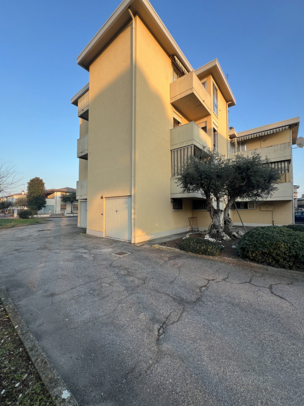 MONTAGNANA, in zona ben servita e comoda tutti i principali servizi al di fuori delle Mura antich...