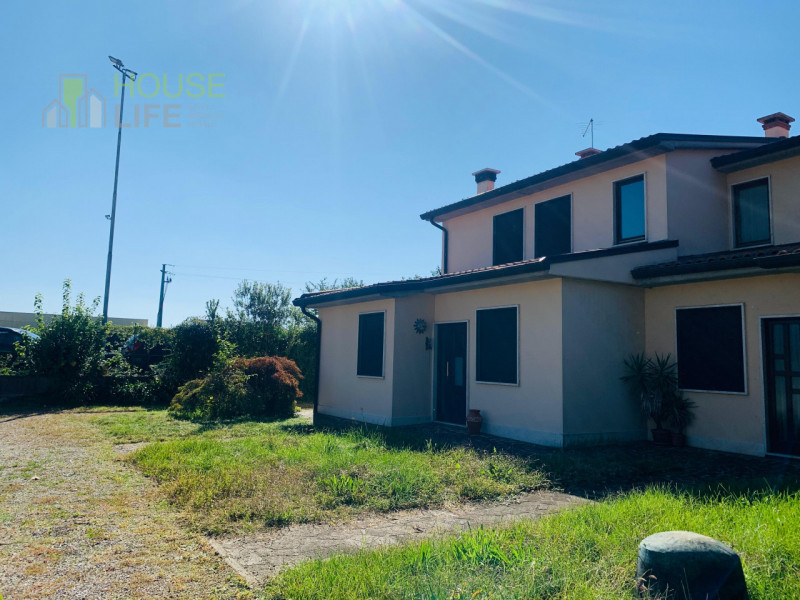 THIENE: posta ai confini con Zanè, proponiamo PORZIONE DI BIFAMILIARE affiancata con ingresso ind...