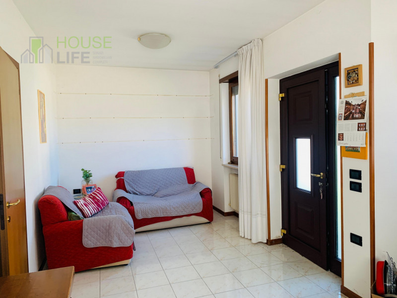 THIENE: posta ai confini con Zanè, proponiamo PORZIONE DI BIFAMILIARE affiancata con ingresso ind...