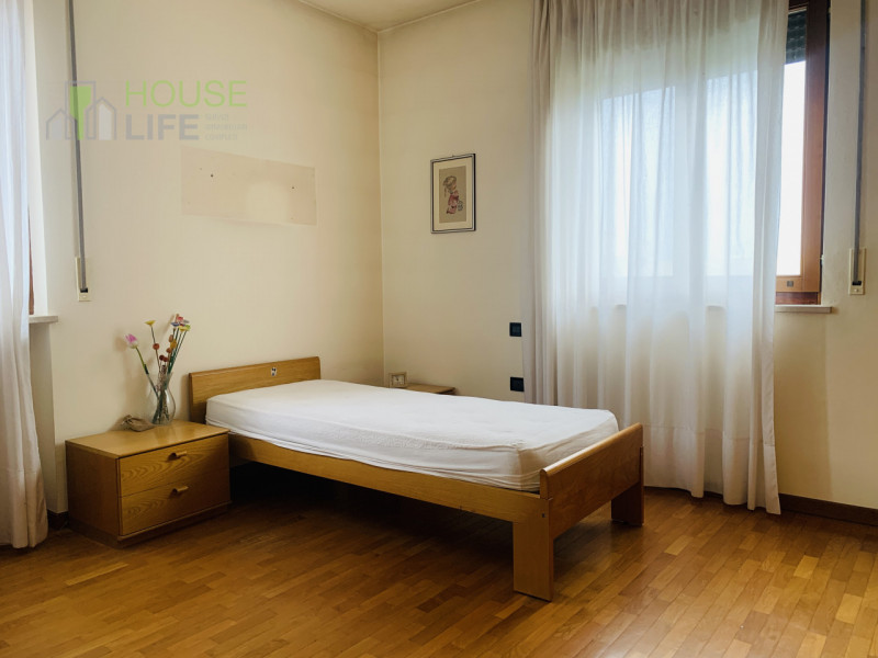 THIENE: posta ai confini con Zanè, proponiamo PORZIONE DI BIFAMILIARE affiancata con ingresso ind...