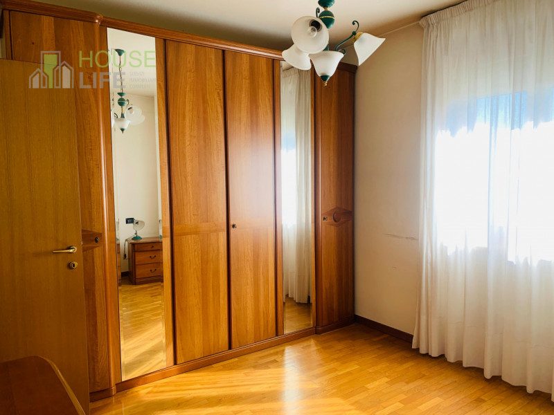 THIENE: posta ai confini con Zanè, proponiamo PORZIONE DI BIFAMILIARE affiancata con ingresso ind...