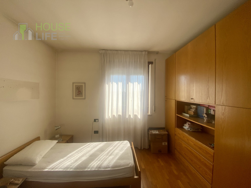 THIENE: posta ai confini con Zanè, proponiamo PORZIONE DI BIFAMILIARE affiancata con ingresso ind...