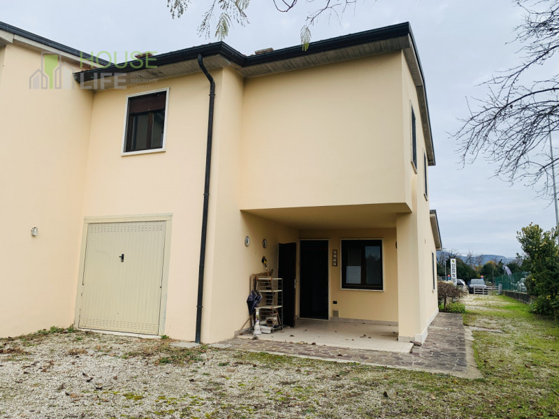 THIENE: posta ai confini con Zanè, proponiamo PORZIONE DI BIFAMILIARE affiancata con ingresso ind...