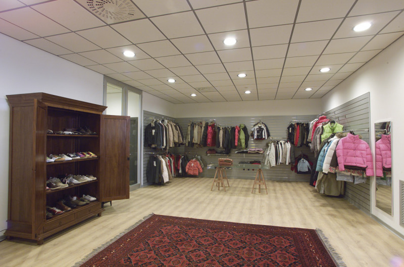 Proponiamo in vendita capannone ad uso laboratorio/direzionale posto al primo piano di una pozion...