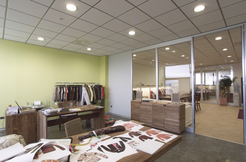 Proponiamo in vendita capannone ad uso laboratorio/direzionale posto al primo piano di una pozion...