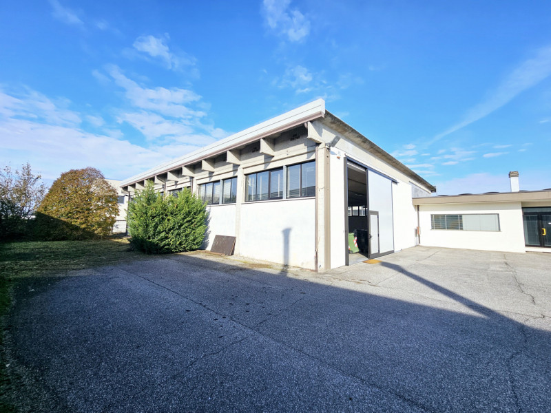 Proponiamo in vendita un capannone ad uso artigianale/produttivo situato nel Comune di Borgo Vene...