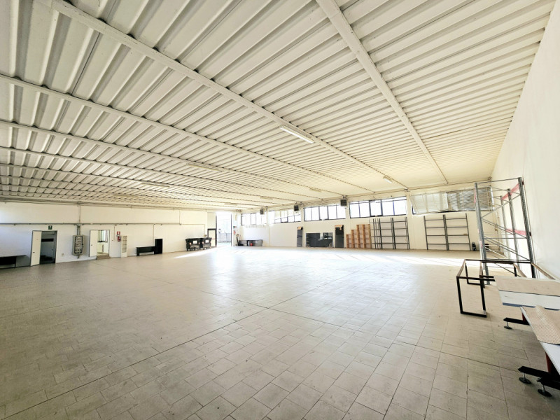 Proponiamo in vendita un capannone ad uso artigianale/produttivo situato nel Comune di Borgo Vene...