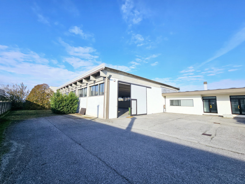 Proponiamo in vendita un capannone ad uso artigianale/produttivo situato nel Comune di Borgo Vene...