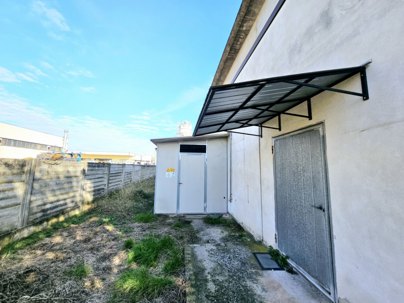 Proponiamo in vendita un capannone ad uso artigianale/produttivo situato nel Comune di Borgo Vene...