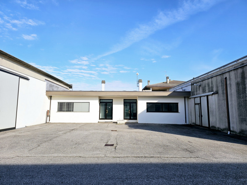 Proponiamo in vendita un capannone ad uso artigianale/produttivo situato nel Comune di Borgo Vene...
