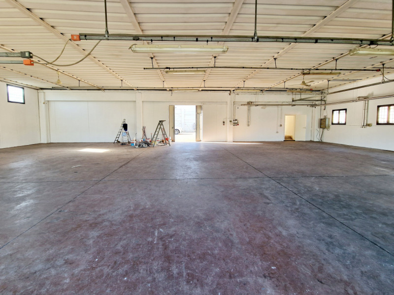 A Borgo Veneto, località Santa Margherita d’Adige, proponiamo in vendita un capannone ad uso arti...