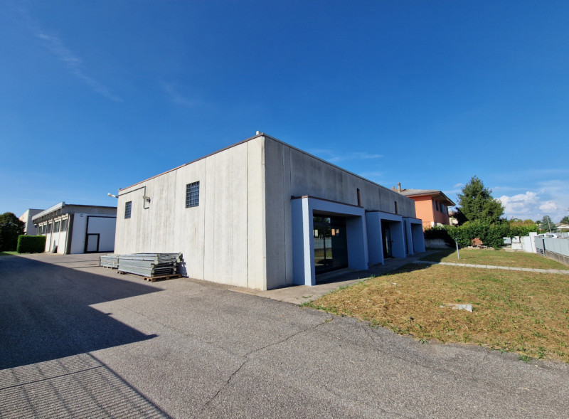 A Borgo Veneto, località Santa Margherita d’Adige, proponiamo in vendita un capannone ad uso arti...