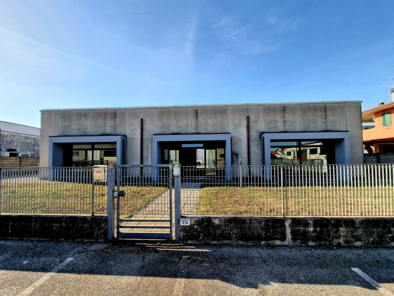 A Borgo Veneto, località Santa Margherita d’Adige, proponiamo in vendita un capannone ad uso arti...