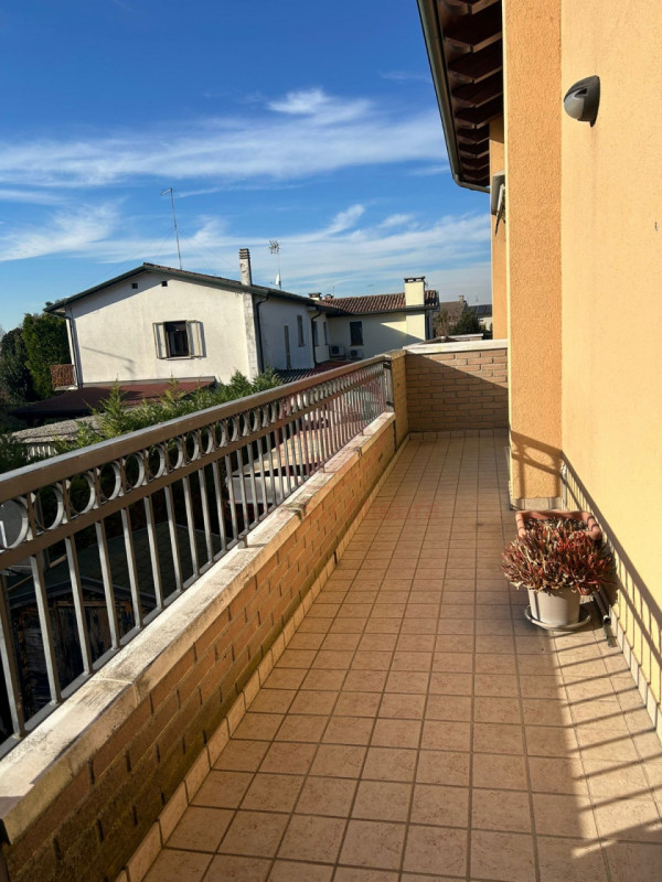 VIGONZA, PERAROLO RIF. A850:Casa su Misura ha il piacere di proporvi appartamento duplex IN AFFIT...