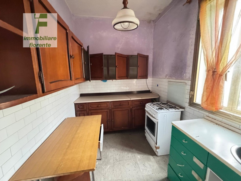 COMPLETAMENTE DA RISTRUTTURARE... COMODO AL CENTRO CITTA'...SU SOLE 3 UNITA'...APPARTAMENTO AL 1°...