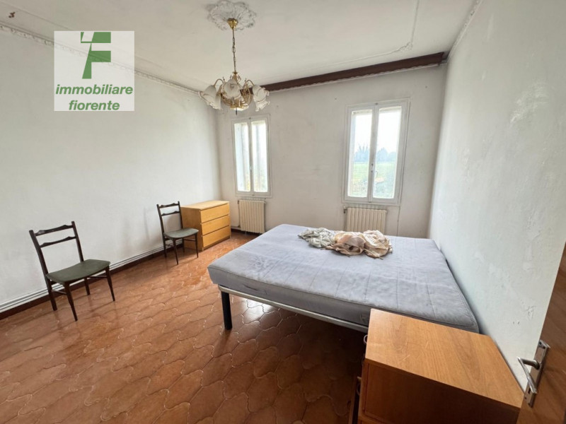 COMPLETAMENTE DA RISTRUTTURARE... COMODO AL CENTRO CITTA'...SU SOLE 3 UNITA'...APPARTAMENTO AL 1°...