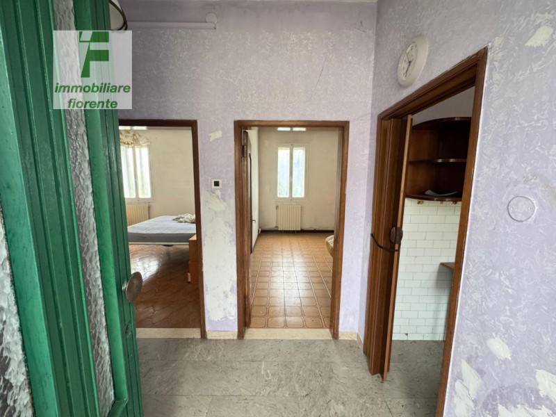 COMPLETAMENTE DA RISTRUTTURARE... COMODO AL CENTRO CITTA'...SU SOLE 3 UNITA'...APPARTAMENTO AL 1°...