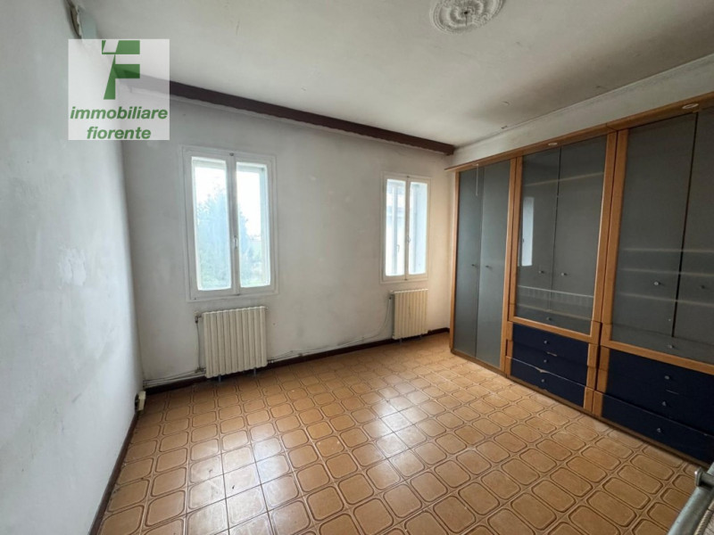 COMPLETAMENTE DA RISTRUTTURARE... COMODO AL CENTRO CITTA'...SU SOLE 3 UNITA'...APPARTAMENTO AL 1°...