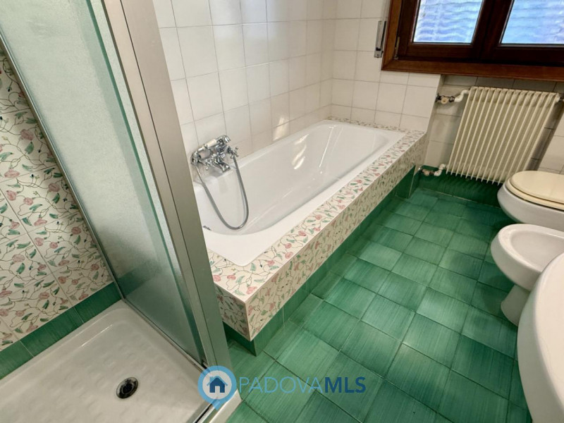 Immobile in esclusiva al Gruppo Padova MLS
Porzione di BIFAMILARE IN ORIZZONTALE con ingresso e g...