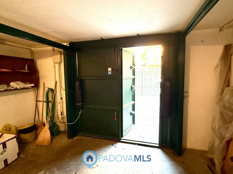 Immobile in esclusiva al Gruppo Padova MLS
Porzione di BIFAMILARE IN ORIZZONTALE con ingresso e g...