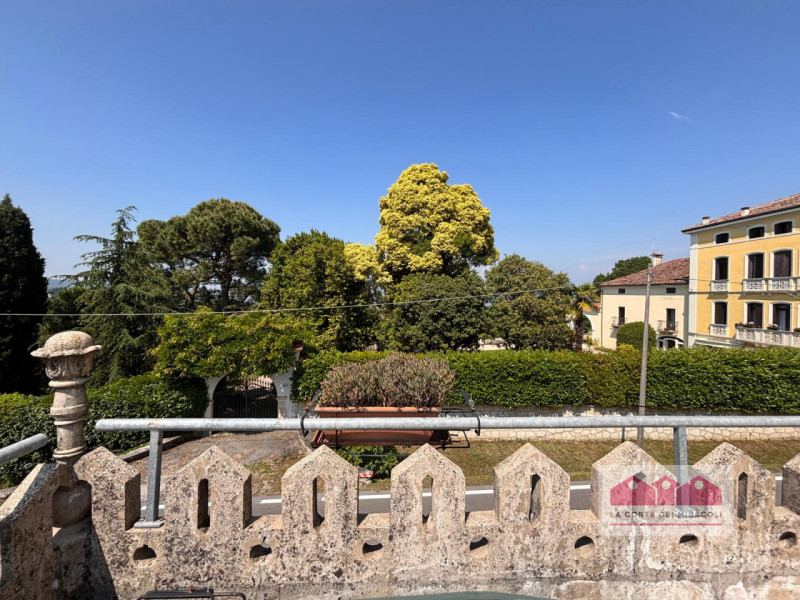 MONTE BERICO: ELEGANTE E SPAZIOSA BIFAMILIARE CON SPLENDIDA VISTA! 
RIF. 1754XB, EURO 2.300. Chia...