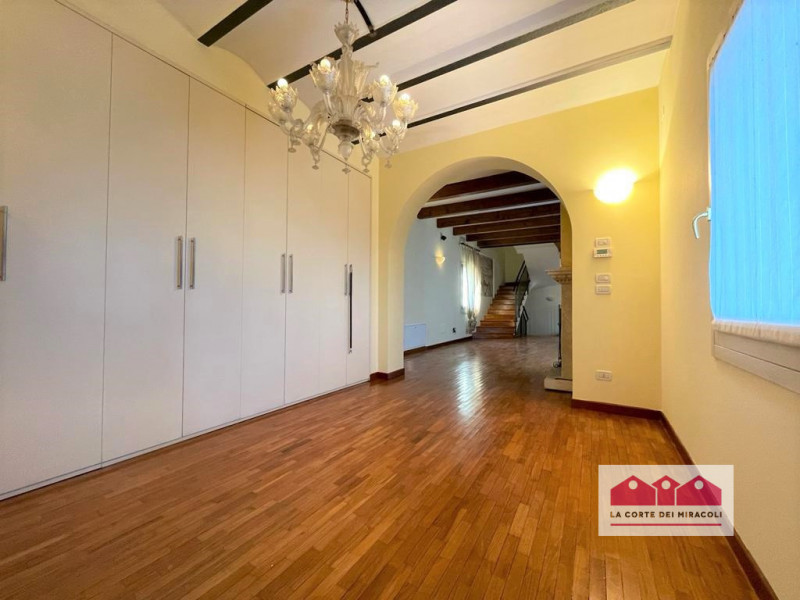 MONTE BERICO: ELEGANTE E SPAZIOSA BIFAMILIARE CON SPLENDIDA VISTA! 
RIF. 1754XB, EURO 2.300. Chia...