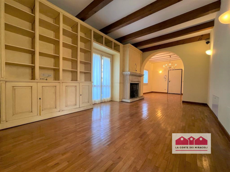 MONTE BERICO: ELEGANTE E SPAZIOSA BIFAMILIARE CON SPLENDIDA VISTA! 
RIF. 1754XB, EURO 2.300. Chia...