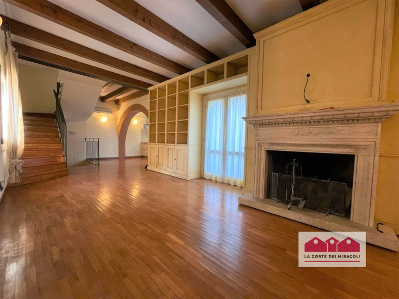 MONTE BERICO: ELEGANTE E SPAZIOSA BIFAMILIARE CON SPLENDIDA VISTA! 
RIF. 1754XB, EURO 2.300. Chia...