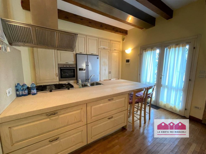 MONTE BERICO: ELEGANTE E SPAZIOSA BIFAMILIARE CON SPLENDIDA VISTA! 
RIF. 1754XB, EURO 2.300. Chia...