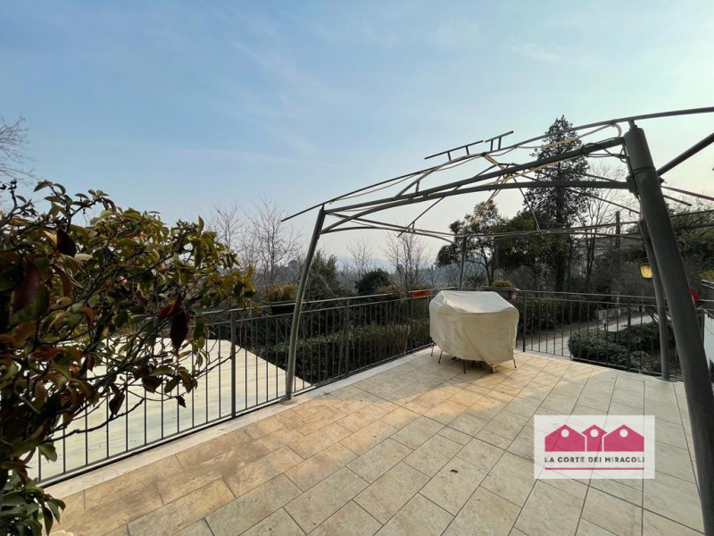 MONTE BERICO: ELEGANTE E SPAZIOSA BIFAMILIARE CON SPLENDIDA VISTA! 
RIF. 1754XB, EURO 2.300. Chia...