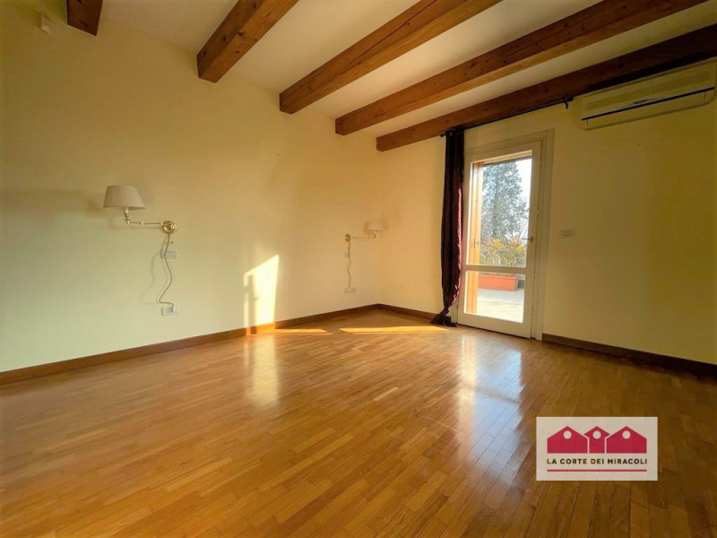 MONTE BERICO: ELEGANTE E SPAZIOSA BIFAMILIARE CON SPLENDIDA VISTA! 
RIF. 1754XB, EURO 2.300. Chia...