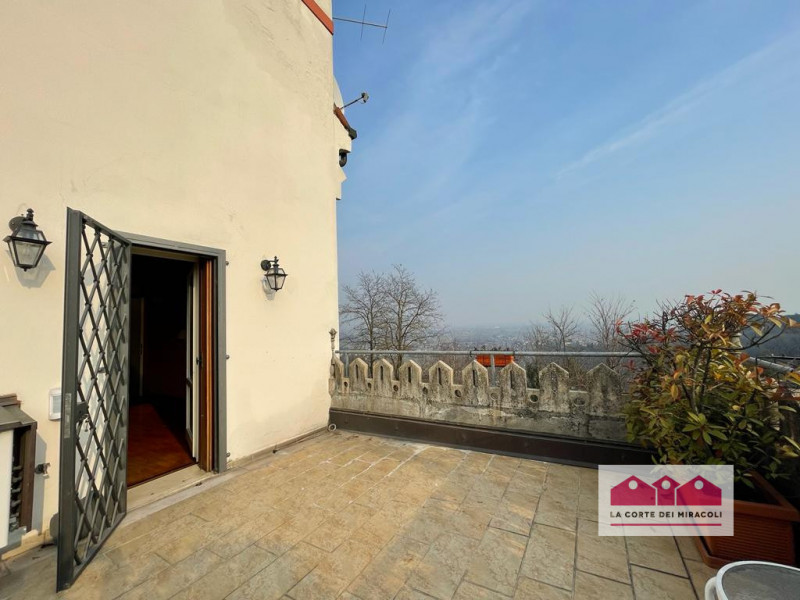 MONTE BERICO: ELEGANTE E SPAZIOSA BIFAMILIARE CON SPLENDIDA VISTA! 
RIF. 1754XB, EURO 2.300. Chia...