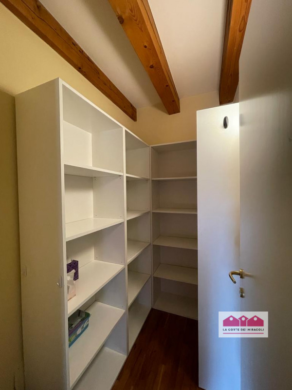 MONTE BERICO: ELEGANTE E SPAZIOSA BIFAMILIARE CON SPLENDIDA VISTA! 
RIF. 1754XB, EURO 2.300. Chia...