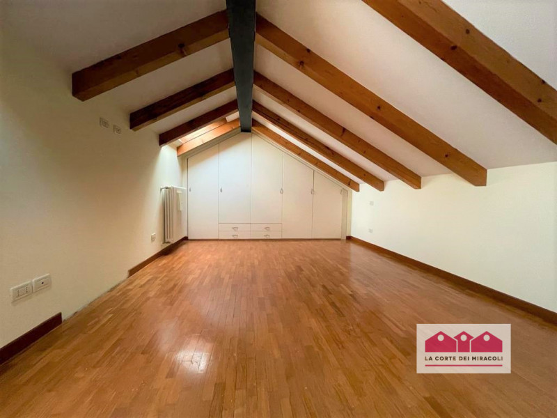 MONTE BERICO: ELEGANTE E SPAZIOSA BIFAMILIARE CON SPLENDIDA VISTA! 
RIF. 1754XB, EURO 2.300. Chia...