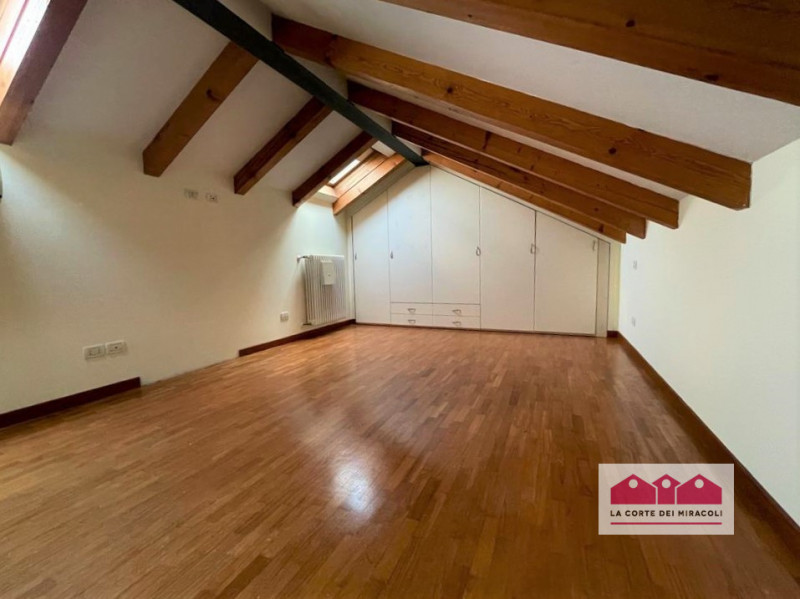 MONTE BERICO: ELEGANTE E SPAZIOSA BIFAMILIARE CON SPLENDIDA VISTA! 
RIF. 1754XB, EURO 2.300. Chia...