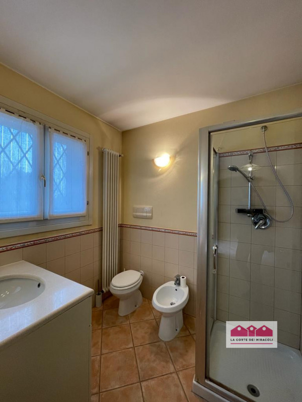 MONTE BERICO: ELEGANTE E SPAZIOSA BIFAMILIARE CON SPLENDIDA VISTA! 
RIF. 1754XB, EURO 2.300. Chia...