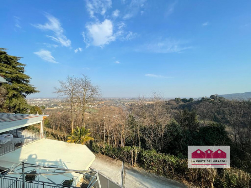 MONTE BERICO: ELEGANTE E SPAZIOSA BIFAMILIARE CON SPLENDIDA VISTA! 
RIF. 1754XB, EURO 2.300. Chia...