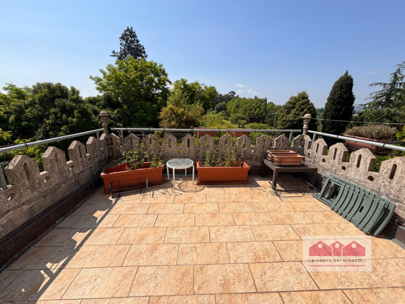 MONTE BERICO: ELEGANTE E SPAZIOSA BIFAMILIARE CON SPLENDIDA VISTA! 
RIF. 1754XB, EURO 2.300. Chia...