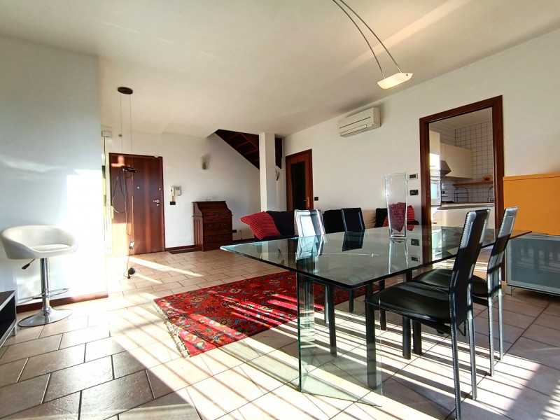 Rif. VIG229
Proponiamo in vendita un elegante appartamento duplex a Peraga di Vigonza.
L’immobile...