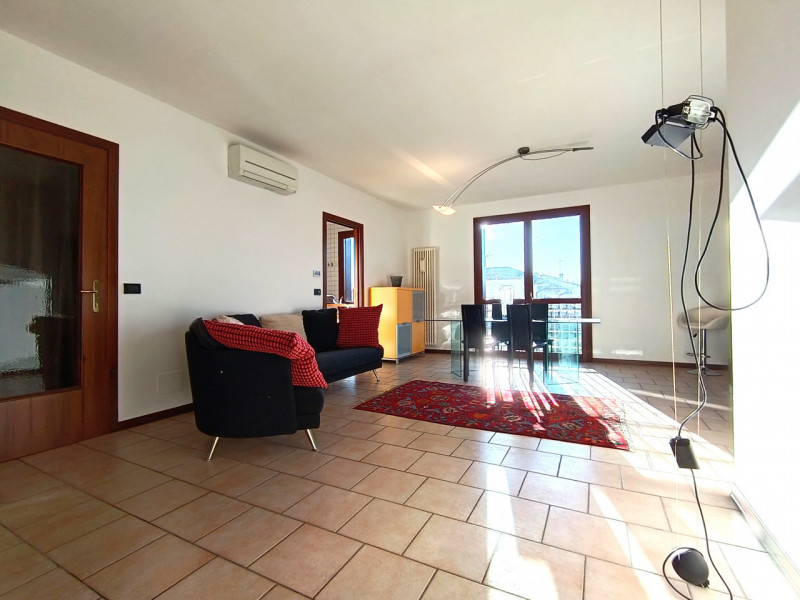 Rif. VIG229
Proponiamo in vendita un elegante appartamento duplex a Peraga di Vigonza.
L’immobile...