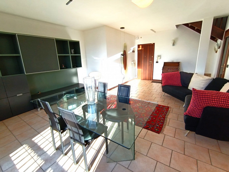 Rif. VIG229
Proponiamo in vendita un elegante appartamento duplex a Peraga di Vigonza.
L’immobile...