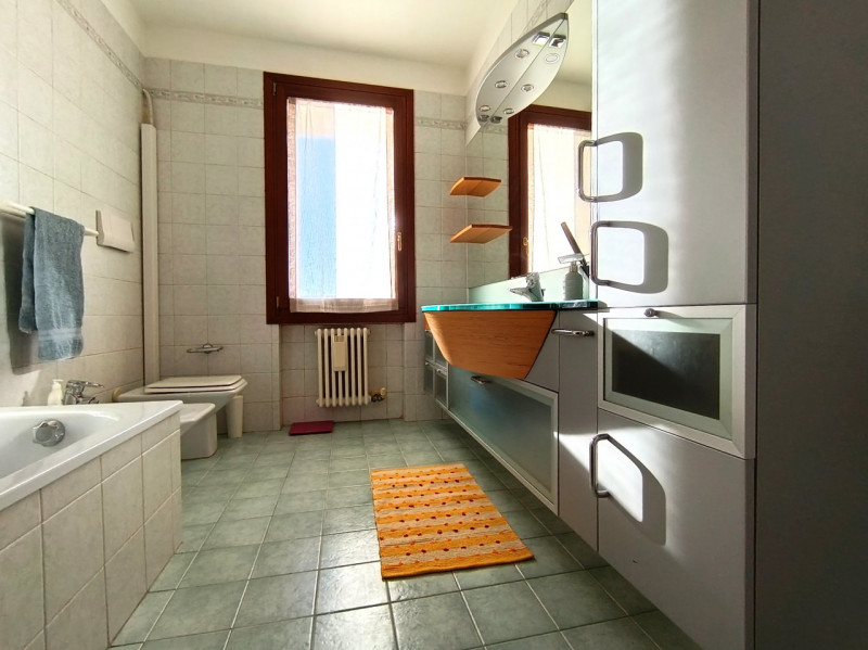 Rif. VIG229
Proponiamo in vendita un elegante appartamento duplex a Peraga di Vigonza.
L’immobile...